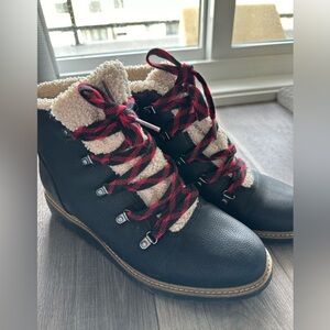 Dr Scholls BE ENERGIZED FOAM Technology Women's Black and Red Lace-Up Boots